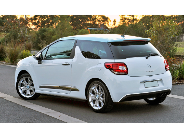 Baguette chrom&eacute;e de contour de spoiler pour Citro&euml;n DS 3