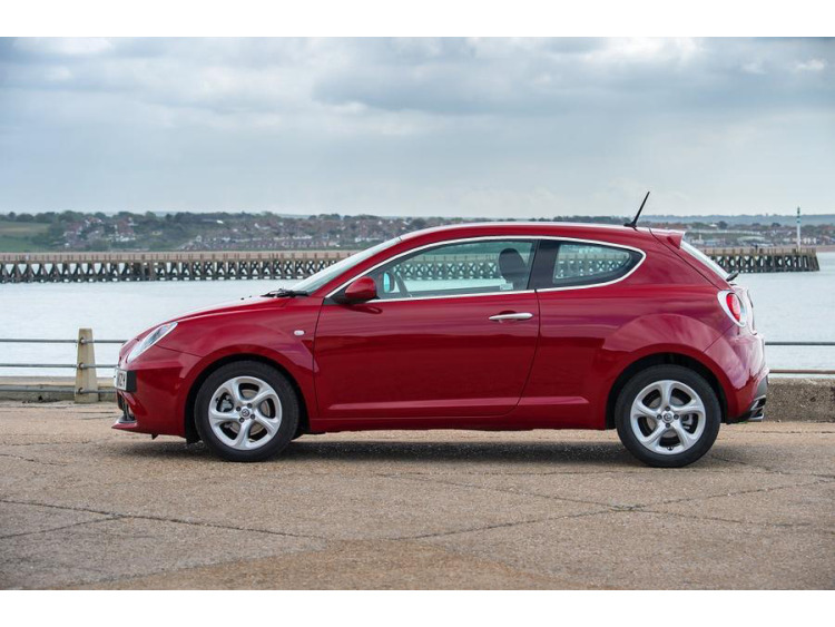 Baguette chrom&eacute;e de contour des vitres lat&eacute;rales compatible avec Alfa Romeo Mito