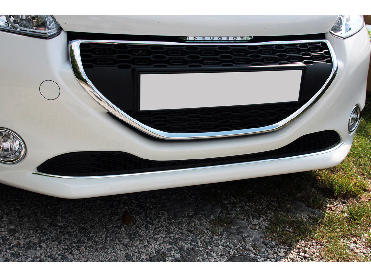 Baguette de calandre inf&eacute;rieure chrom&eacute;e compatible avec Peugeot 208 12-15 & Peugeot 208 phase 2 15-19