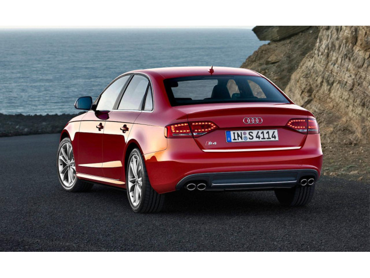 Baguette de coffre chrom&eacute;e compatible avec Audi S4 08-11 s&eacute;rie 3 & Audi S4 11-16 s&eacute;rie 3 phase 2