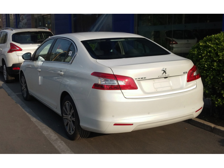 Baguette de coffre chrom&eacute;e compatible avec Peugeot 408