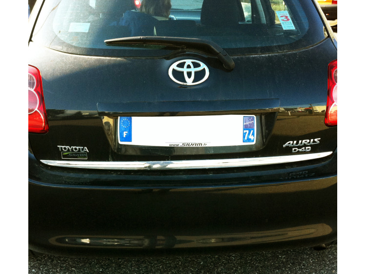 Baguette de coffre chrom&eacute;e compatible avec Toyota Auris